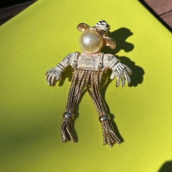 Emmons Jewelry - EMMONS Scarecrow Gold Faux Pearl BROOCH